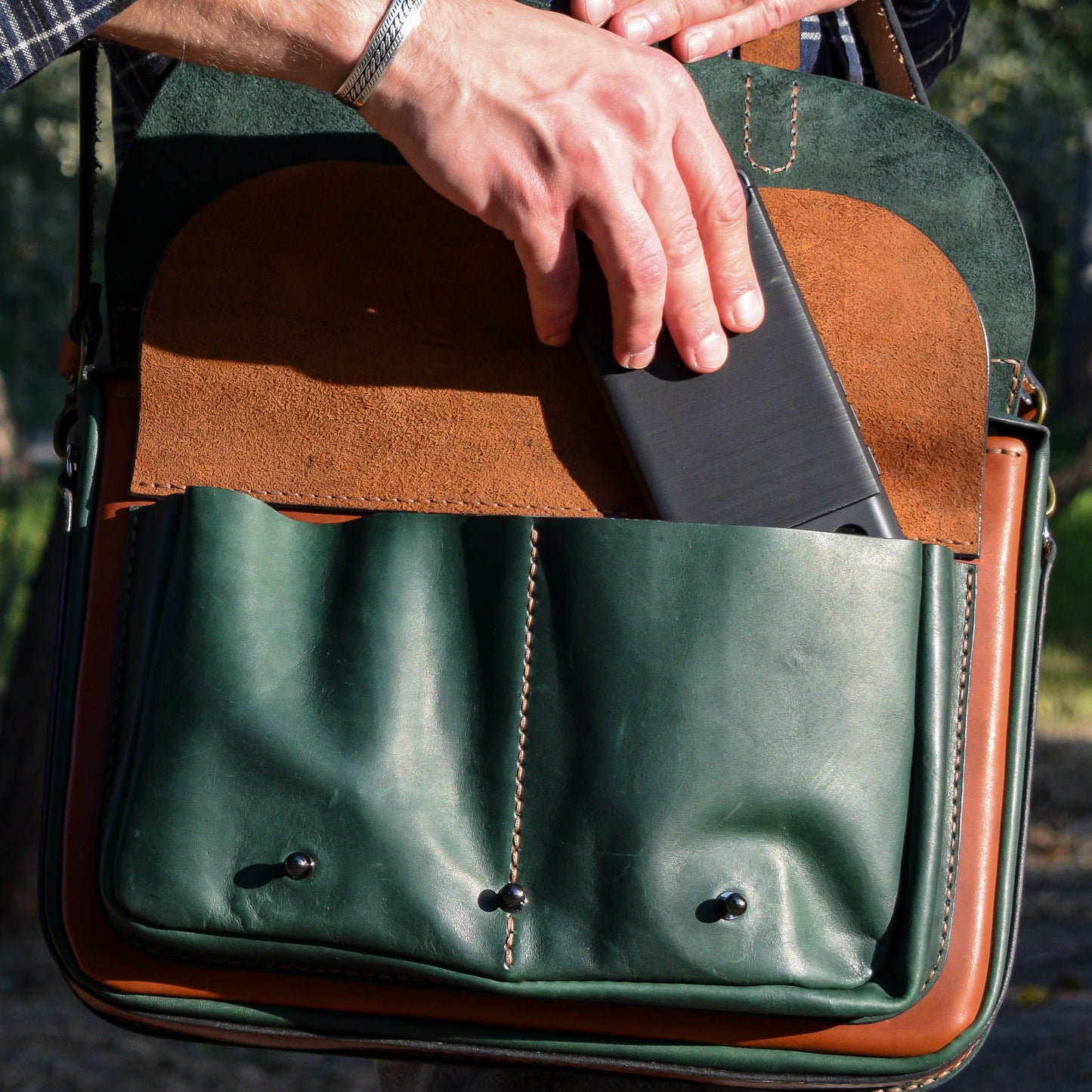 ხელნაკეთი ტყავის ჩანთა